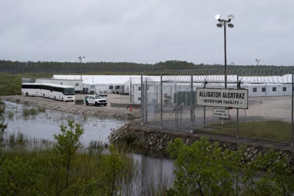 AlligatorAlcatrazDetaineesTransferred Image1 600x400