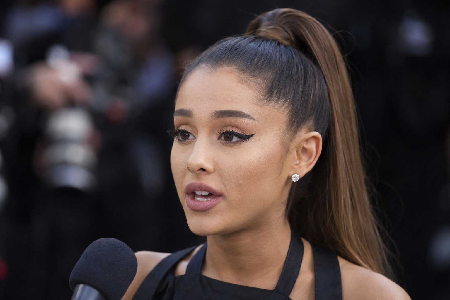 arianagrandewhitehouseicesong image1
