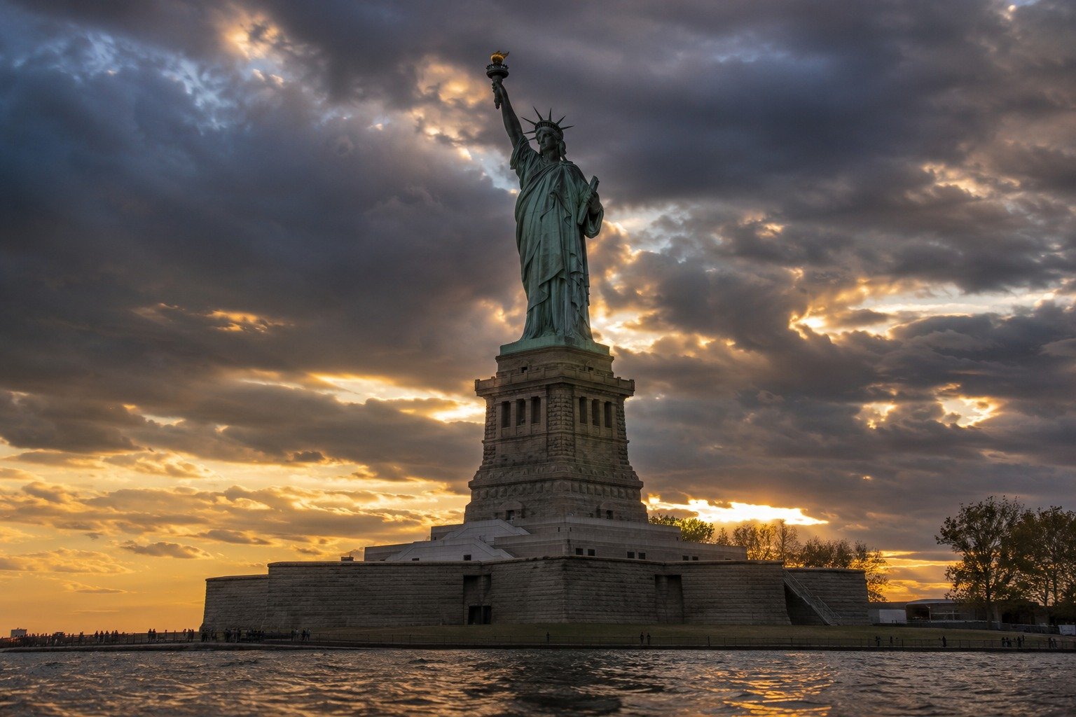 dojstatuelibertystanding image1